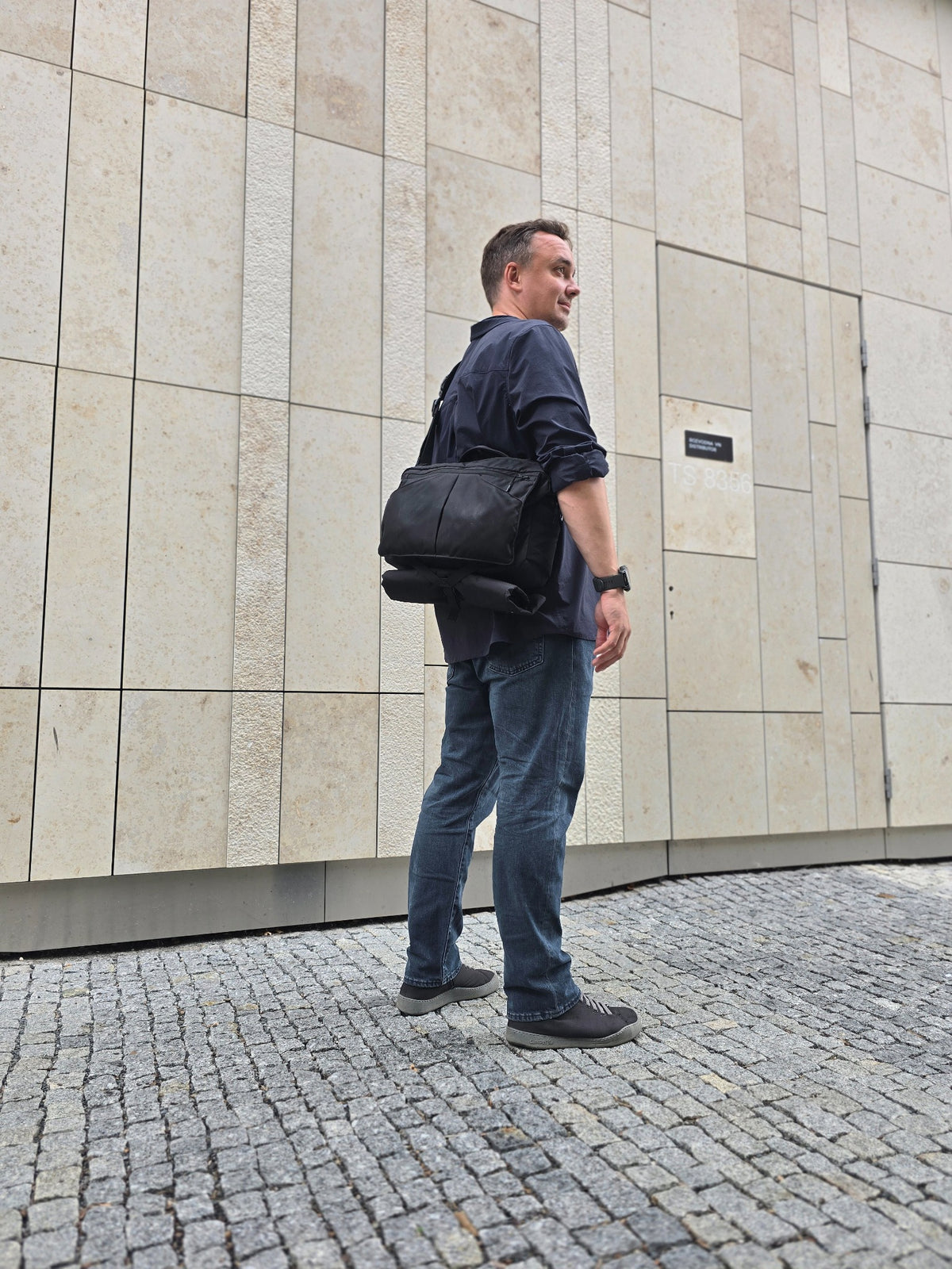 MÖVI Parents Bag als Umhängetasche im Alltag