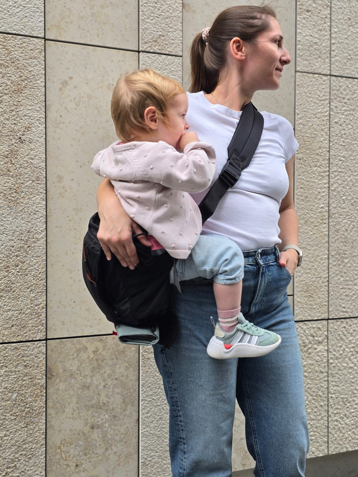 Mutter mit Kind und MÖVI Parents Bag unterwegs