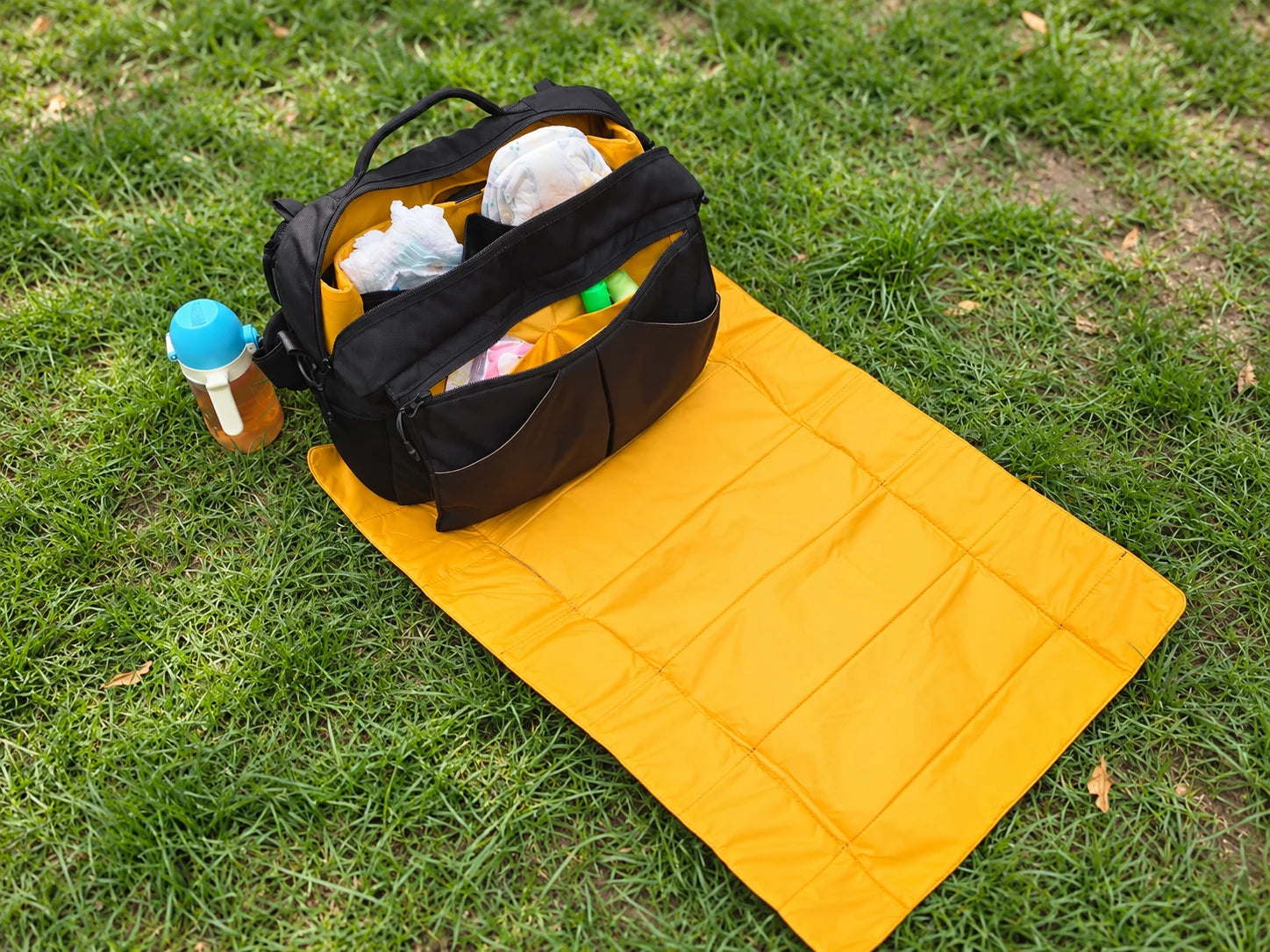 MÖVI Prototyp im Park, mit Inhalt und Wickelunterlage