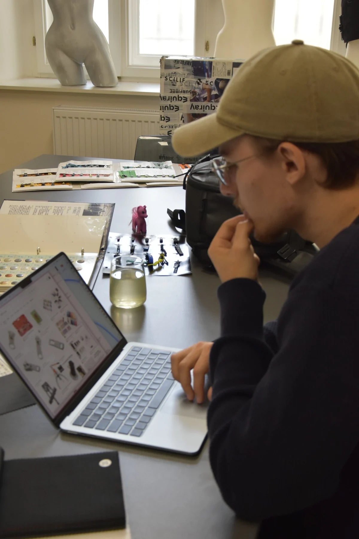 Ein Gründer arbeitet am Laptop an den Entwürfen